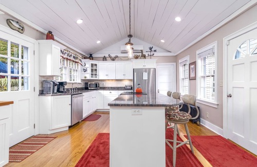 Haversham House | Beautiful Haversham Compound-Farmhouse, Cottage and Game Room!