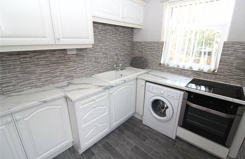 Chapeltown Apartment | Beautiful Hawkhill 3 bed sleeps 5 Parking & Garden