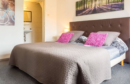 Strucht House | Beautiful Holiday Home in Schin op Geul with Garden