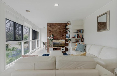 Lyneham House | Beautiful Home Close to Transport and Attractions