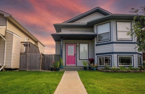 Grande Prairie House | Beautiful home in quiet neighbourhood, sleeps 10!
