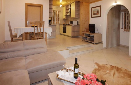 Breze House | Beautiful home in Breze with jacuzzi