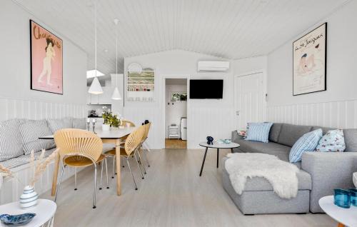 Hvalpsund House | Beautiful Home In Farsø With Wifi