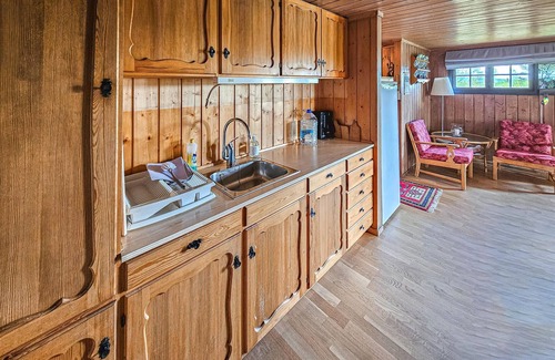 Kamben House | Beautiful home in Gol with kitchen