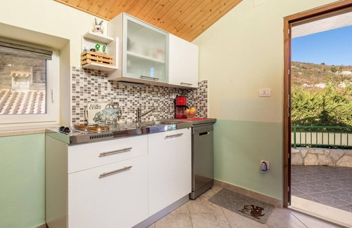 Golovik House | Beautiful home in Golovik with WiFi