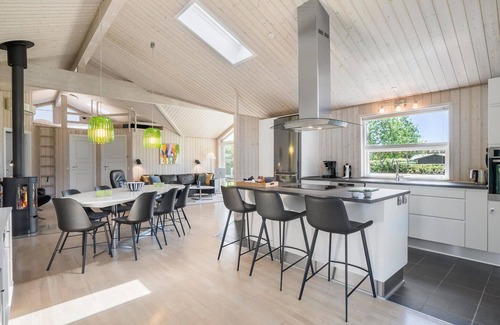 Bork Havn House | Beautiful home in Hemmet with kitchen