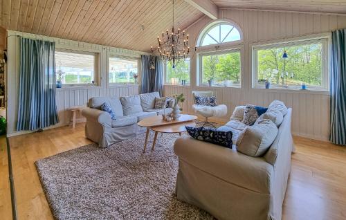Henan House | Beautiful Home In Henån With Kitchen