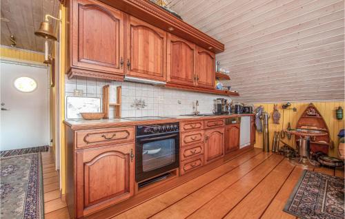 Hundeidvik House | Beautiful Home In Hundeidvik