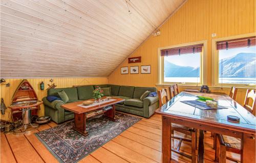 Hundeidvik House | Beautiful Home In Hundeidvik