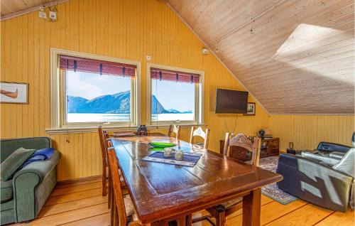 Hundeidvik House | Beautiful Home In Hundeidvik