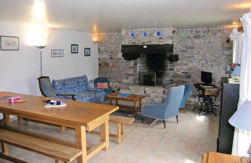 Lanvaudan House | Beautiful home in Lanvaudan with 2 Bedrooms, WiFi and Outdoor swimming pool