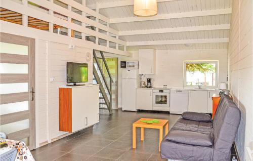 gmina Bedzino House | Beautiful Home In Mscice With Kitchen