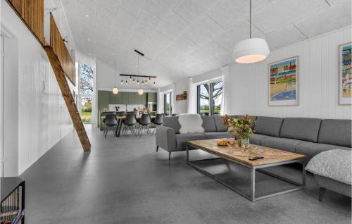 Snogebaek House | Beautiful Home In Nexø With Kitchen