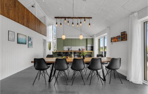 Snogebaek House | Beautiful Home In Nexø With Kitchen