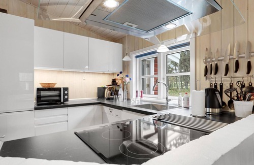 Spidsegard House | Beautiful home in Nexø with kitchen