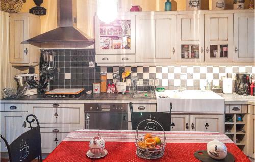 Sainte-Anne-sur-Brivet House | Beautiful Home In Salbris