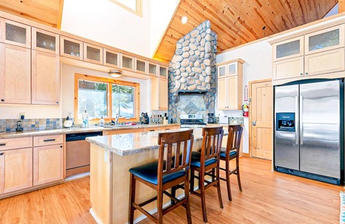 Yosemite National Park House | Beautiful home in the woods with EV charger, deck & Ping-Pong