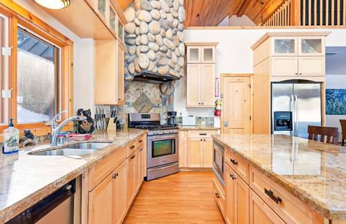 Yosemite National Park House | Beautiful home in the woods with EV charger, deck & Ping-Pong