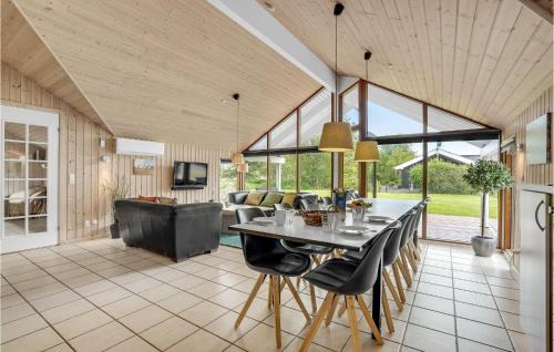 Marielyst House | Beautiful Home In Væggerløse With Wifi