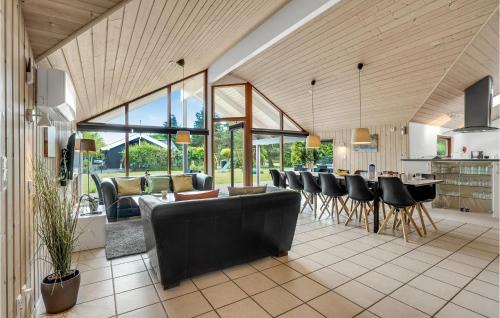 Marielyst House | Beautiful Home In Væggerløse With Wifi