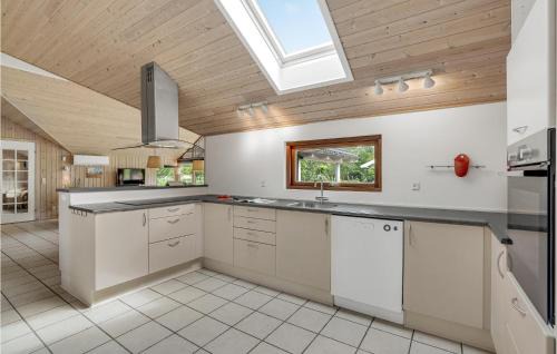 Marielyst House | Beautiful Home In Væggerløse With Wifi