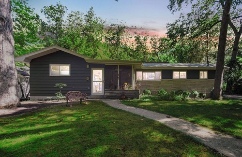 Michiana House | Beautiful home two blocks from the Lake Michigan shoreline. Perfect for large or multiple families.