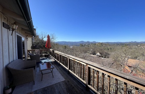 Oak Shores House | Beautiful Home In The Middle Of Wine Country with incredible sunsets, WiFi,