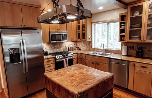 Enumclaw House | Beautiful House near Mt. Rainier National Park and Crystal Mountain Ski Resort