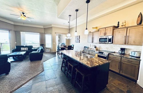 Mesquite House | Beautiful House on a Golf Course by Mesquite Vacation Rentals: Magnificent views overlooking the 10th tee box, walk to Falcon Ridge Clubhouse with $510 in free daily activities!