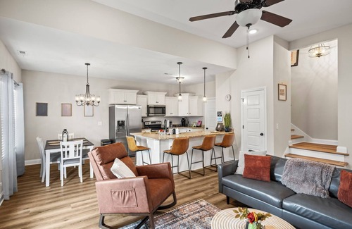 Springfield House | Beautiful house that sleeps 10! 35 minutes to Nashville or BNA airport.