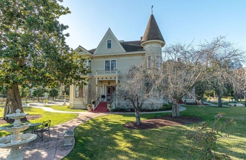 Salinas House | Beautiful King Suite Courtyard View Near Monterey