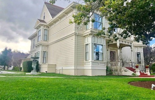 Salinas House | Beautiful King Suite Courtyard View Near Monterey