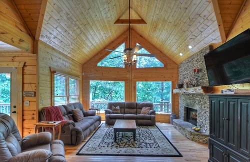 Blairsville Cabin | Beautiful Lake Front Getaway - Awesome Game Room - Private Dock - 4200 sqft