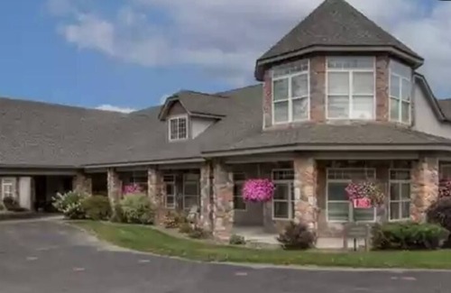 Birchwood House | Beautiful Lake Front 2 BR Condo on golf course with pool and hot tub in building