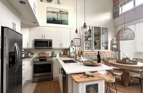 Vernon Apartment | Beautiful Lake Loft w/roof top patio on Okanagan Lake w/pool and hot tub!