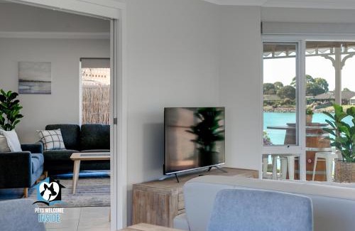 Encounter Bay House | Beautiful Lake Views with Pontoon