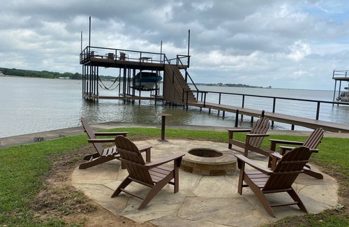 Seven Points House | Beautiful Lakefront 4 BR/5 BA Hideaway w/Huge Yard & Gorgeous View