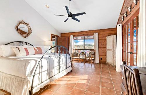 Ingram House | Beautiful Lakeside Rental with Hot-Tub in Igram, Texas, Perfect for Family Glamping Trips