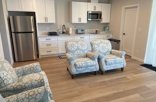 Federal Way House | Beautiful lakeside retreat,close to SeaTac Airport,pet friendly,EV charging,WiFi