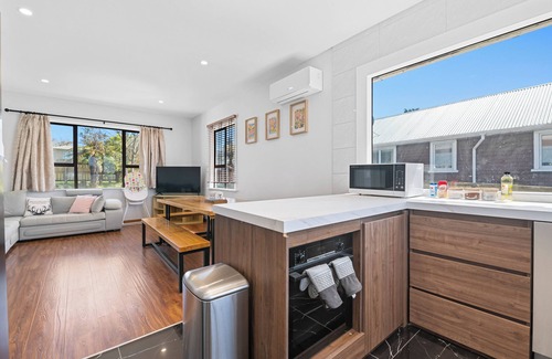 Kawaha Point House | Beautiful lakeview & 6 bedrooms & 3 bathrooms & Renovated & Close to Rotorua CBD