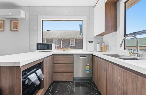 Kawaha Point House | Beautiful lakeview & 6 bedrooms & 3 bathrooms & Renovated & Close to Rotorua CBD