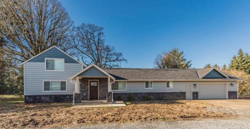Marylhurst House | Beautiful like new home in a quiet neighborhood