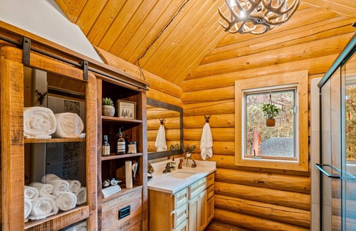 Cripple Creek Cabin | Beautiful Log Cabin on 9 Forested Acres