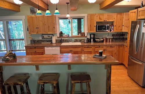 McCall Cabin | Beautiful Log Cabin. Close to McCall. Tranquil & Spacious.