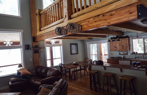 McCall Cabin | Beautiful Log Cabin. Close to McCall. Tranquil & Spacious.