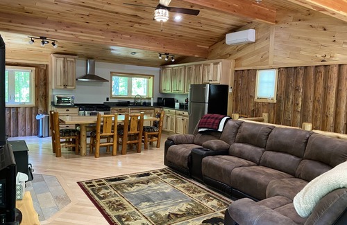 Iron River House | Beautiful log cabin on the Pendleton Creek!