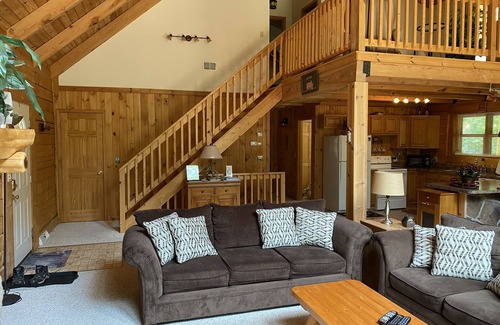 Berkeley Springs House | Beautiful Log Chalet/Cabin with Hot Tub