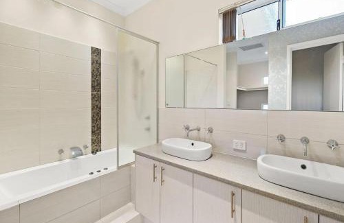 Byford House | Beautiful, luxury and spacious house in Byford