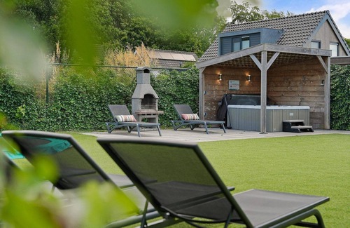 Ouddorp House | Beautiful luxury design vacation homes, only two minutes from the beach with jacuzzi, trampoline and porch (dogs allowed).