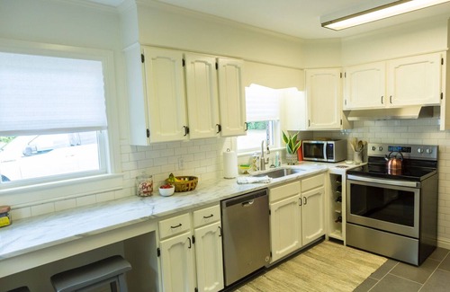 Statesboro House | Beautiful mid-century ranch with POOL!